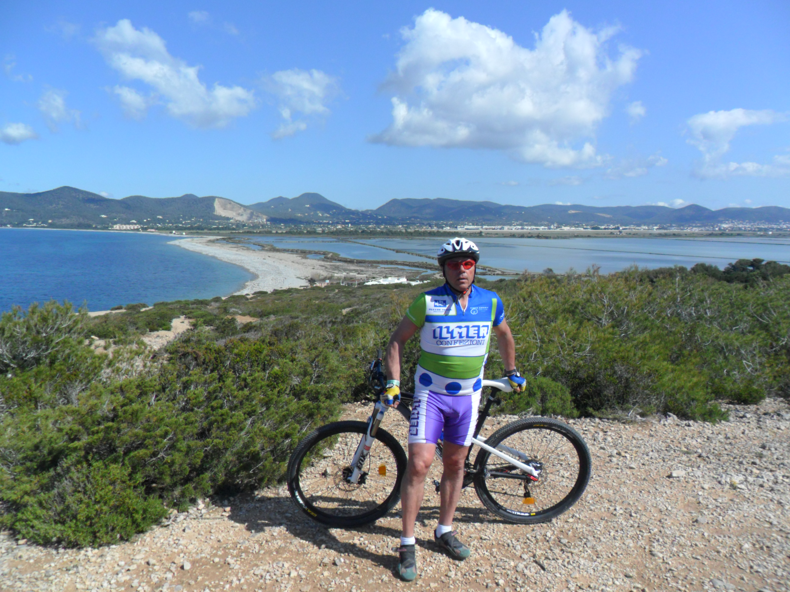 GIAMPAOLO FRAU, DISFRUTANDO DE LA RUTA GUIADA SALINAS, DESDE LO ALTO DEL PUIG DES FALCÓ
